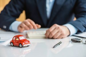 Uomo stila un piano assicurativo su una scrivania