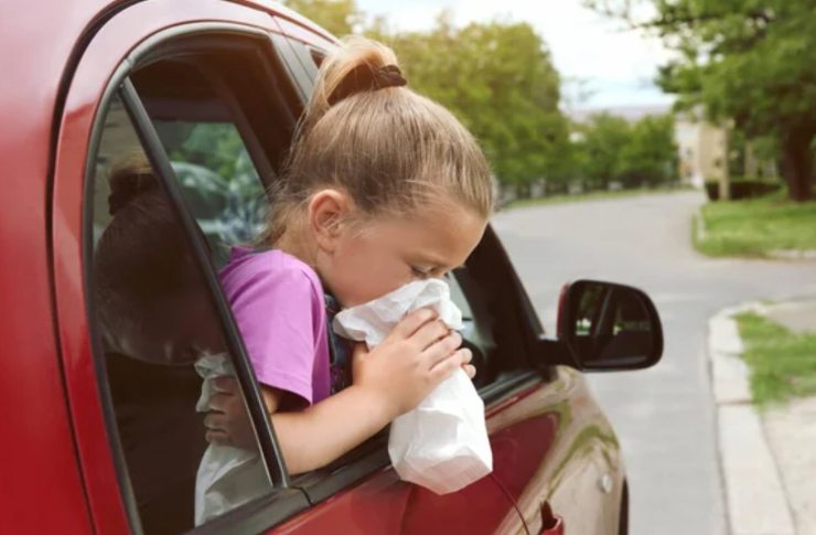 Bambina e mal d'auto (Depositphotos foto)