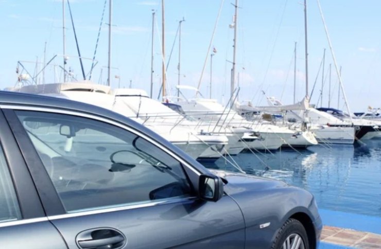 Barche e auto in porto (Depositphotos foto)