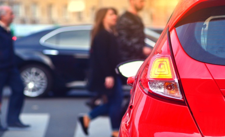 auto rossa strisce pedonali