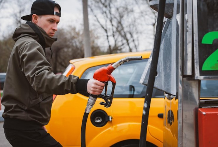 Uomo che fa benzina