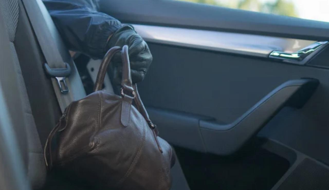 Furto di una borsa in auto (Depositphotos foto) - www.vehiclecue.it