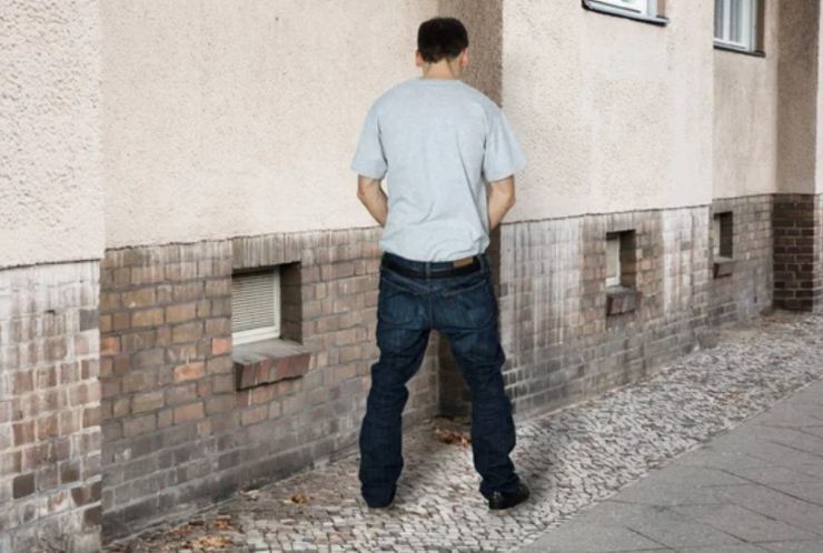 Urinare in strada (Depositphotos foto) - www.vehiclecue.it
