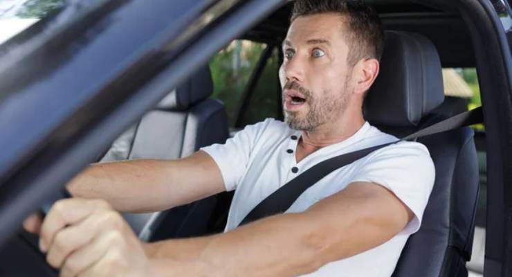 Persona sconvolta alla guida
