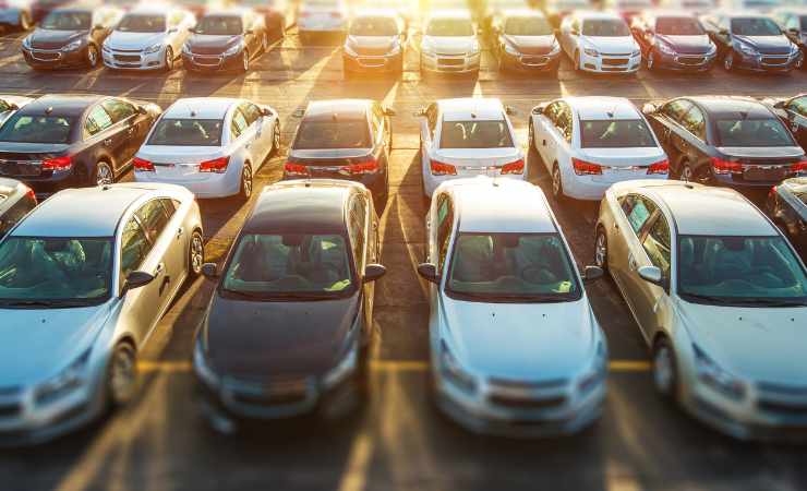 Auto parcheggiate al sole