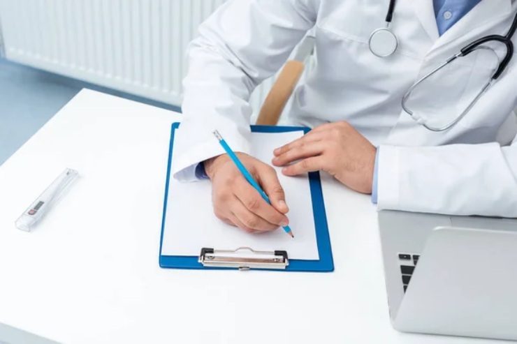 Medico compila l'anamnesi