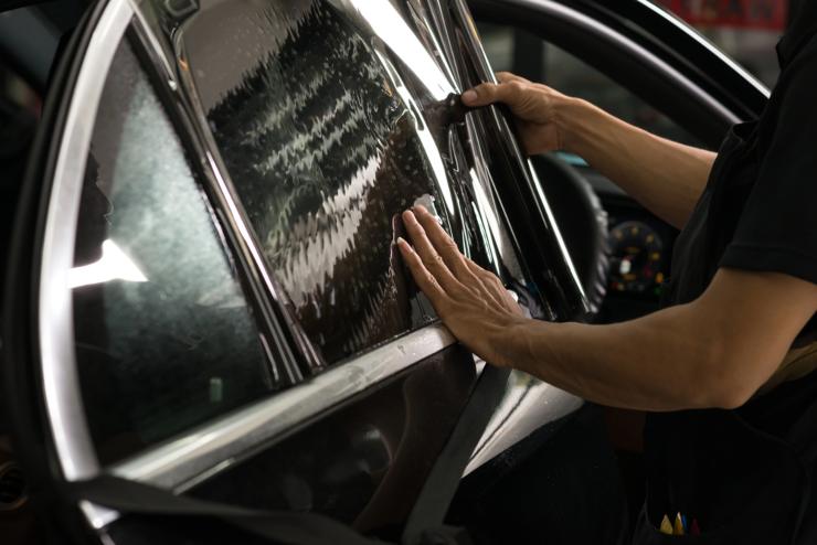 Applicazione di vetri oscurati (Depositphotos foto) - www.vehiclecue.it