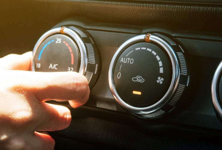 Illustrazione di una persona mentre regola l'aria climatizzata (Canva FOTO) - vehiclecue.it