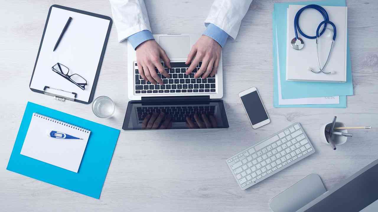 Medico al computer (Pixabay foto) - www.vehiclecue.it