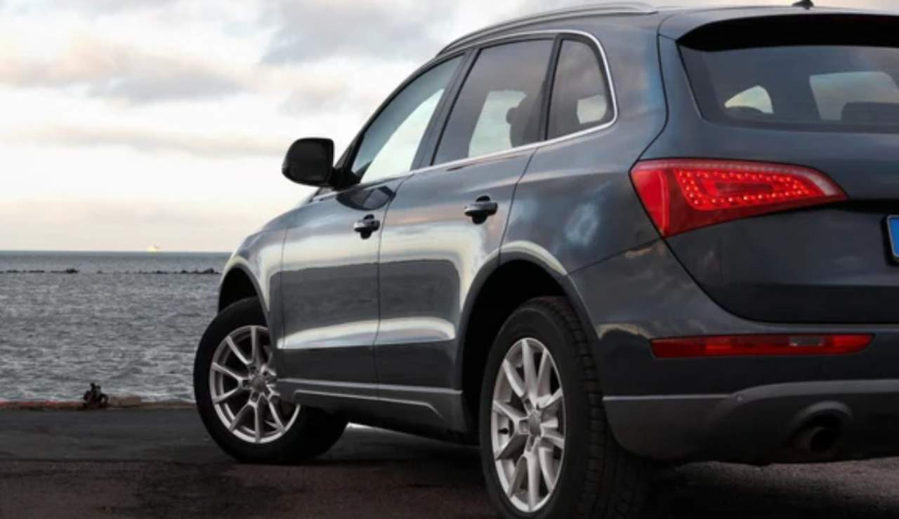 Suv parcheggiato (Depositphotos foto) - www.vehiclecue.it
