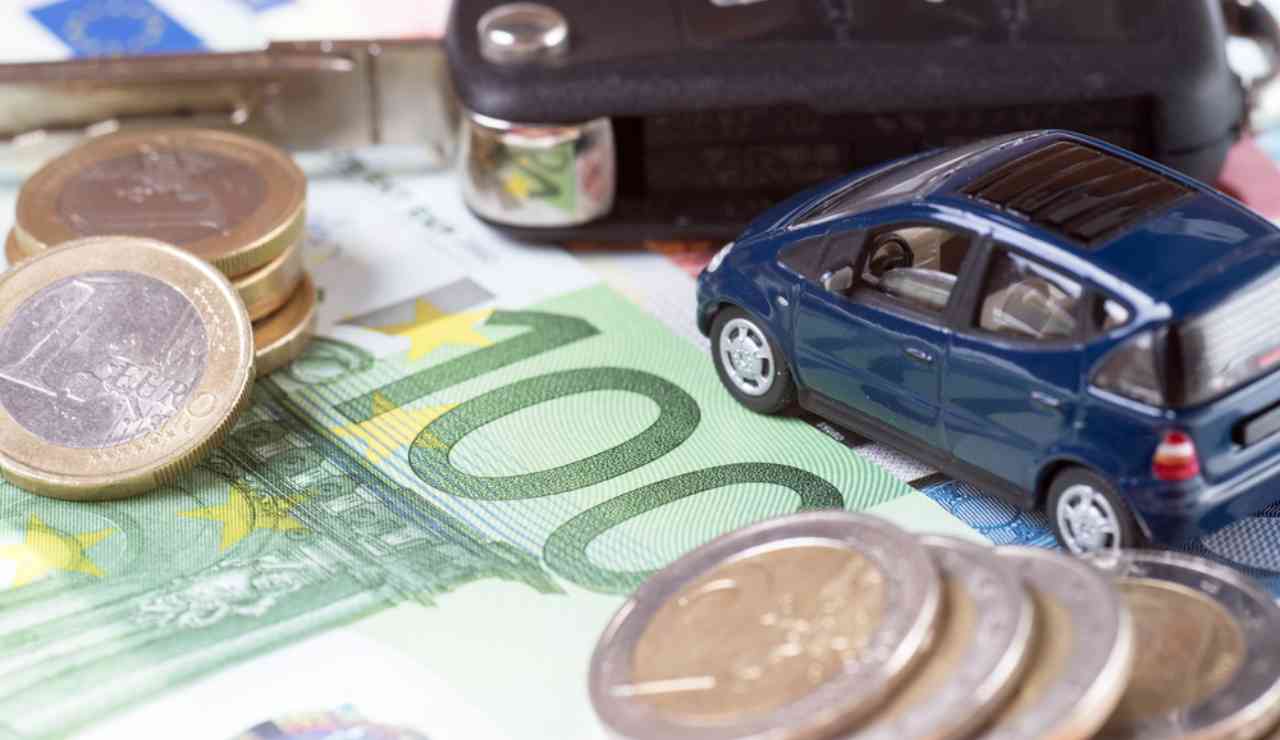 Automobile e soldi (Depositphotos foto) - www.vehiclecue.it
