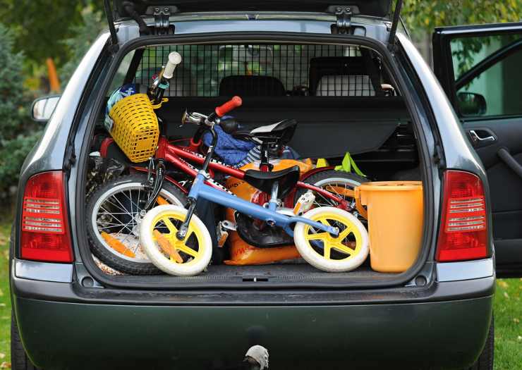 Bagagliaio pieno di roba (Depositphotos foto) - www.vehiclecue.it