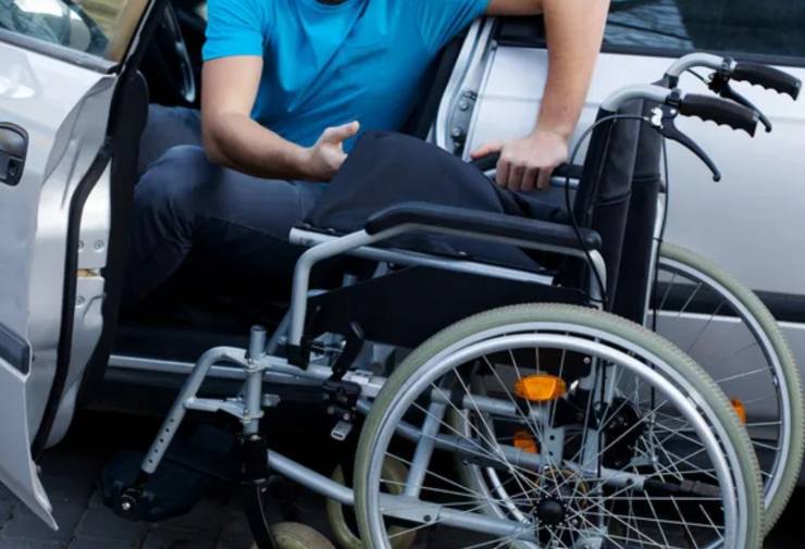 Auto e disabilità (Depositphotos foto) - www.vehiclecue.it