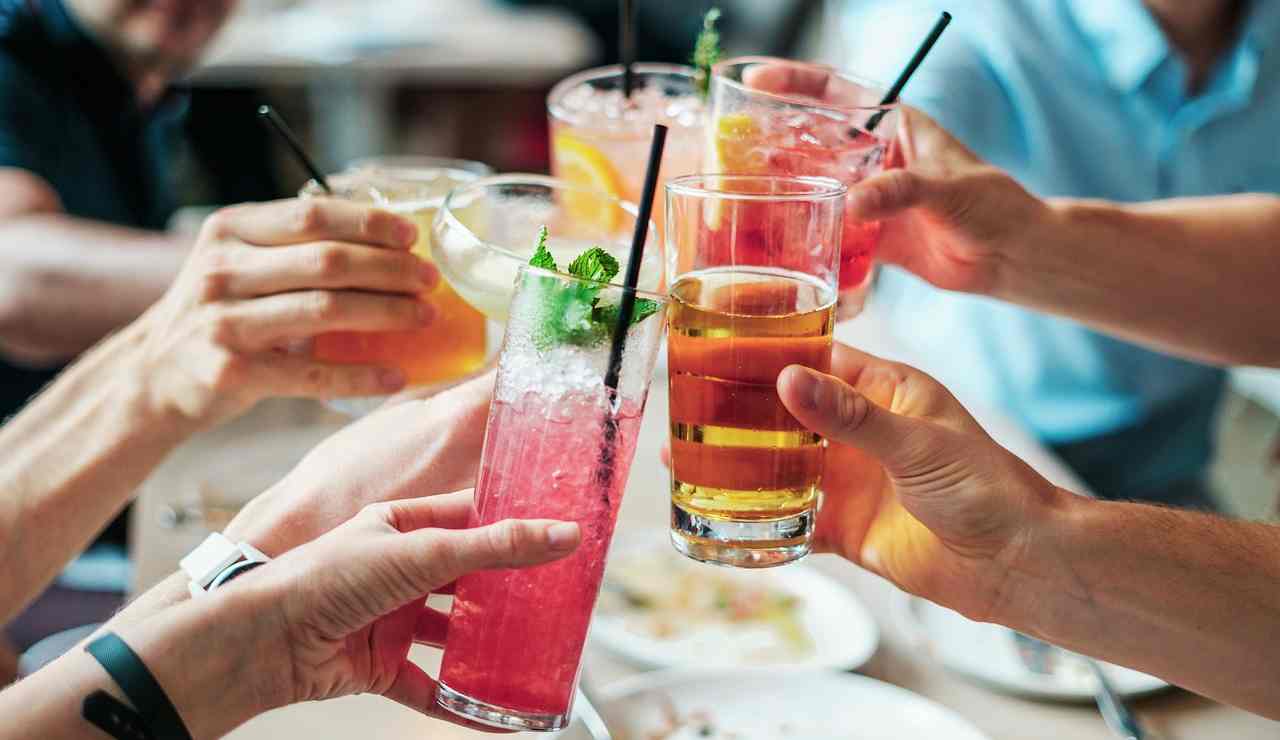 Drink alcolici (Pixabay foto) - www.vehiclecue.it