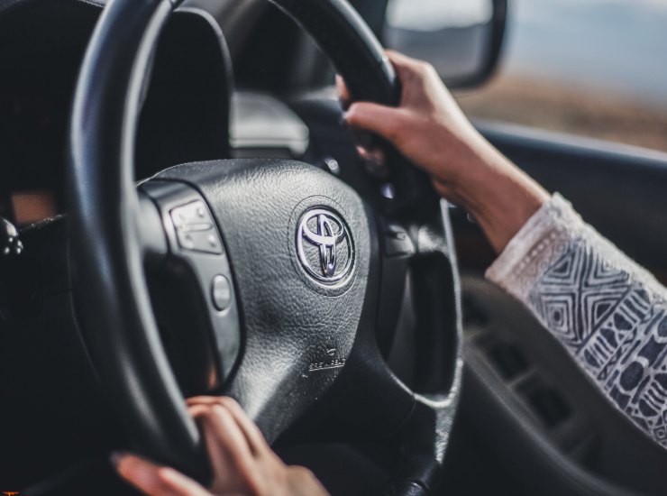 Illustrazione di un'auto della Toyota (Canva FOTO) - vehiclecue.it