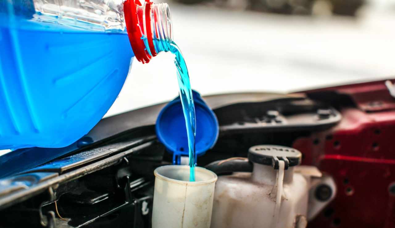 Liquido per auto (Depositphotos foto) - www.vehiclecue.it
