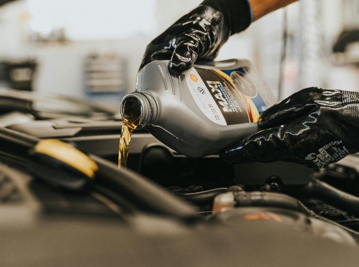 Olio motore (Pexels foto) - www.vehiclecue.it