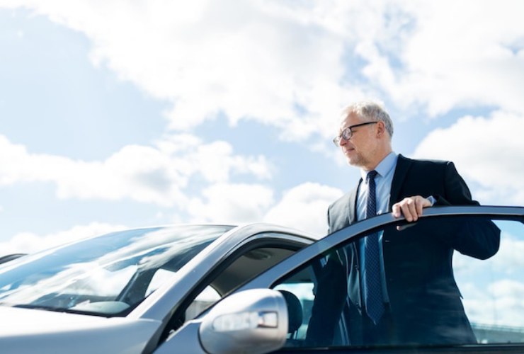 Persona che sale in auto