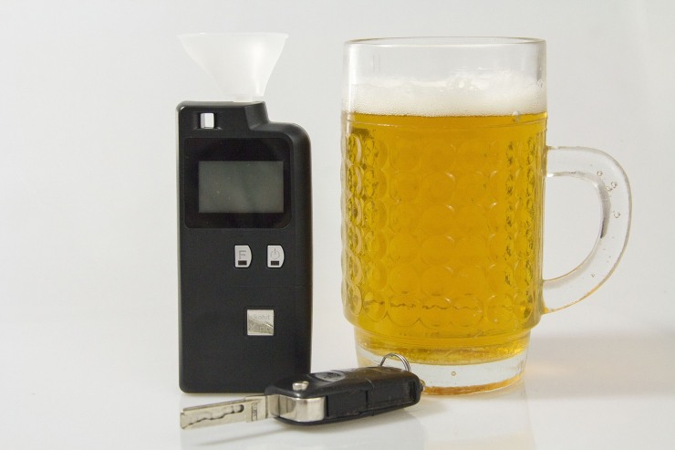 Etilometro e birra (Pixabay foto) - www.vehiclecue.it