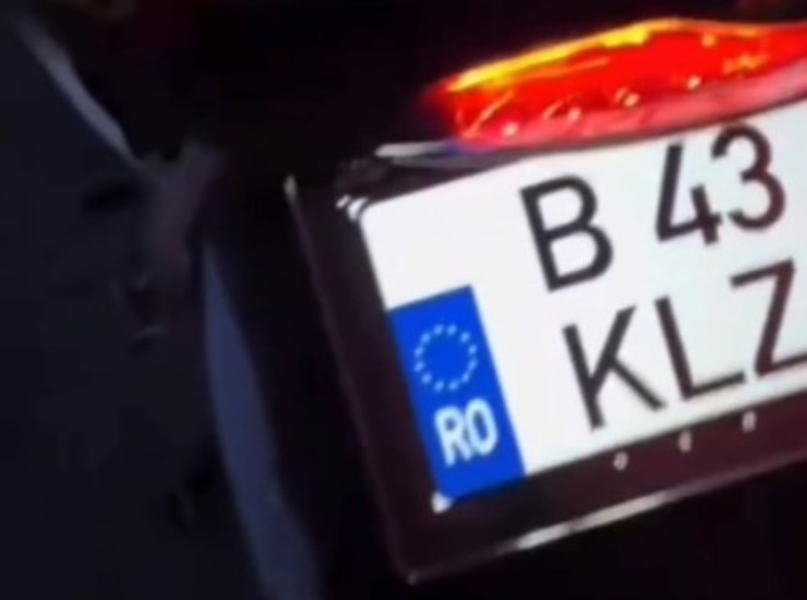 Tablet usato come targa (videostupidi - instagram screenshot) - www.vehiclecue.it