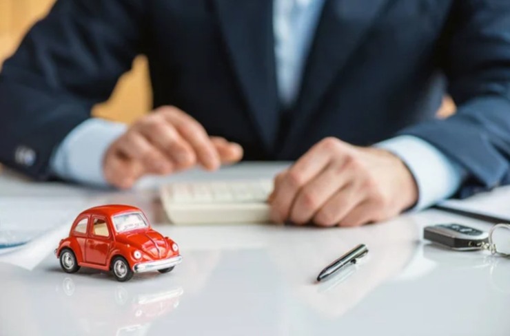Assicurazione auto (Depositphotos foto) www.vehiclecue.it