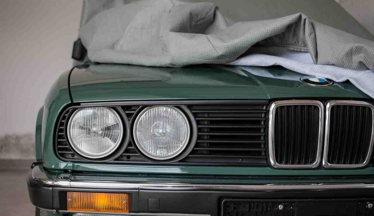 Auto in garage (Pixabay foto) - www.vehiclecue.it