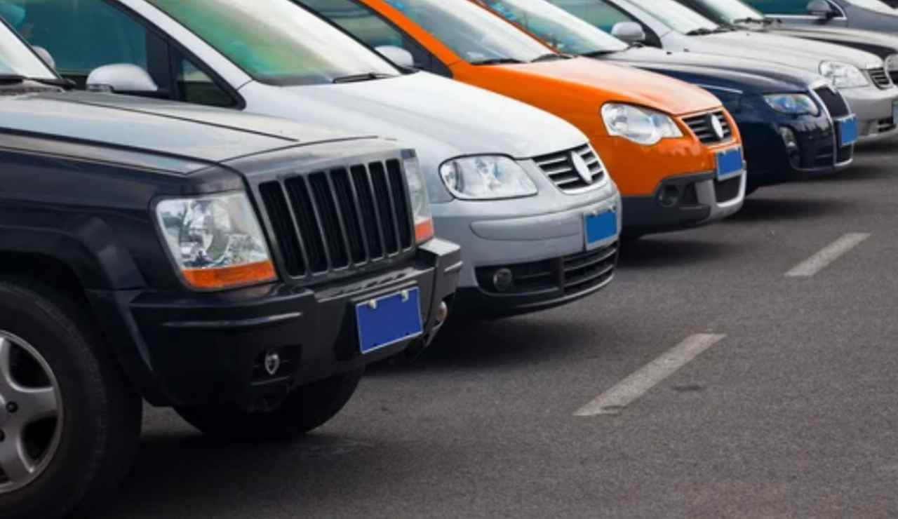 Auto parcheggiate (Depositphotos foto) - www.vehiclecue.it