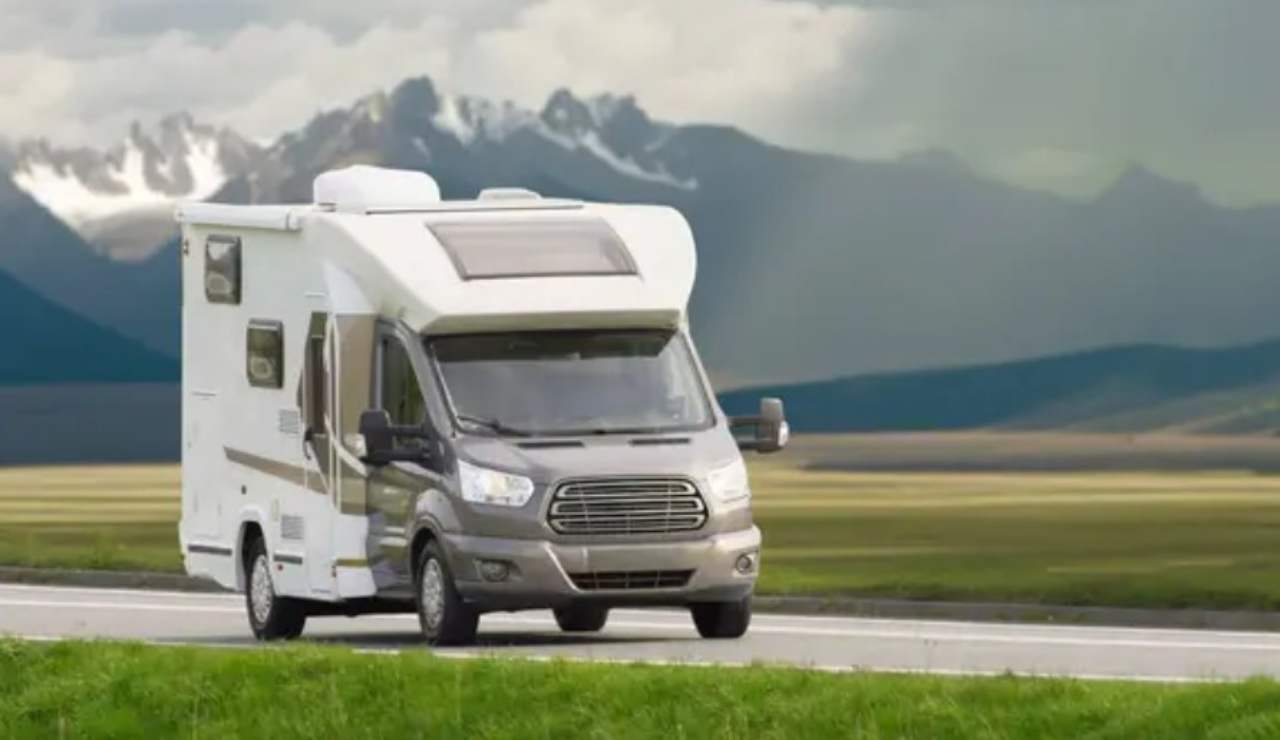 Camper in strada (Depositphotos foto) - www.vehiclecue.it