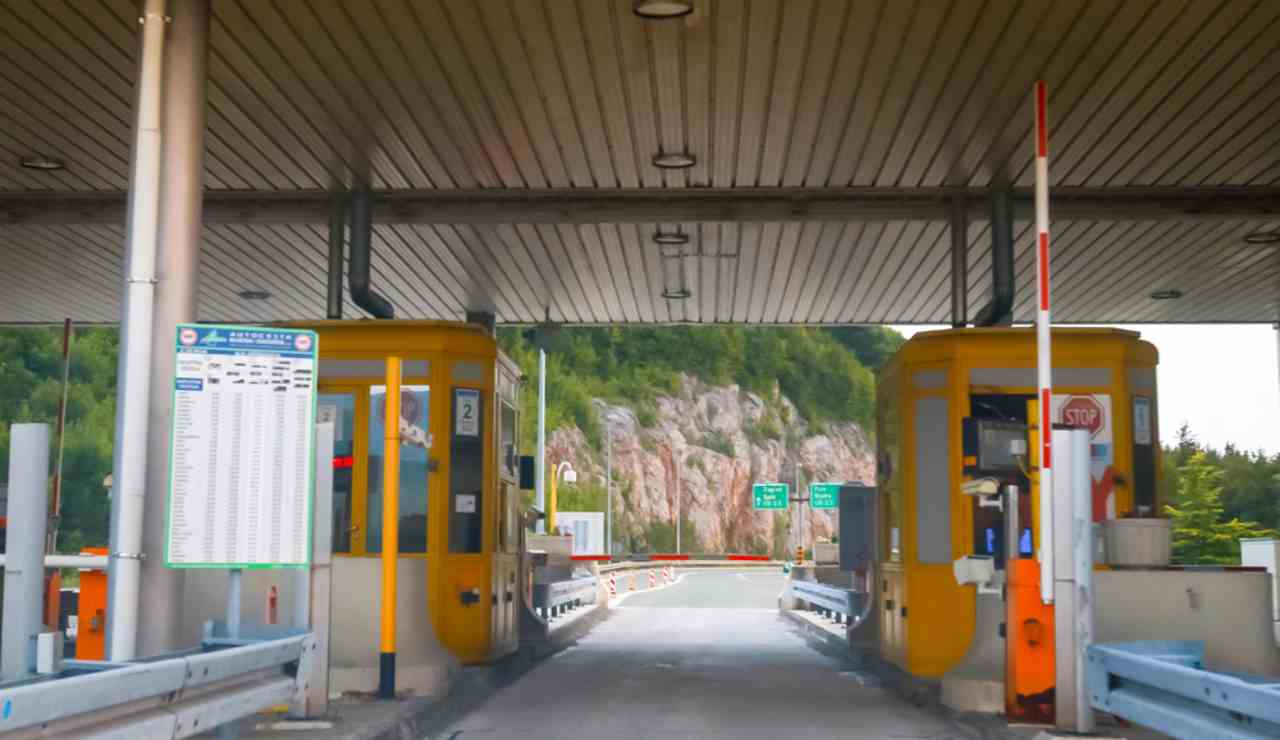 Passaggio al casello (Depositphotos foto) - www.vehiclecue.it