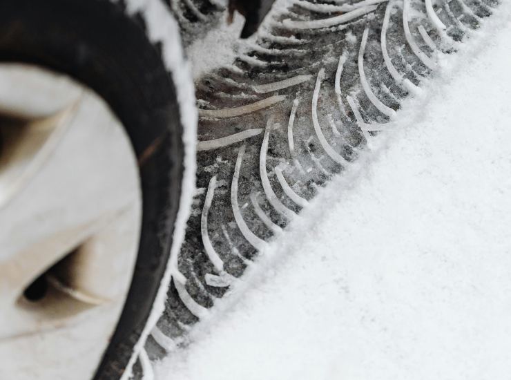 Pneumatici e neve (Pexels foto) - www.vehiclecue.it