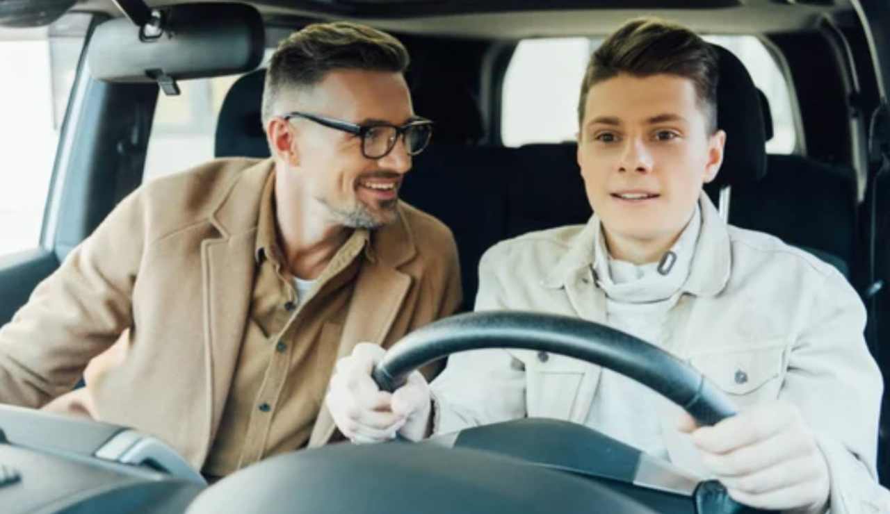 Ragazzo e istruttore di guida (Depositphotos foto) - www.vehiclecue.it