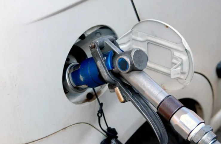 Rifornimento gas (Depositphotos foto) - www.vehiclecue.it