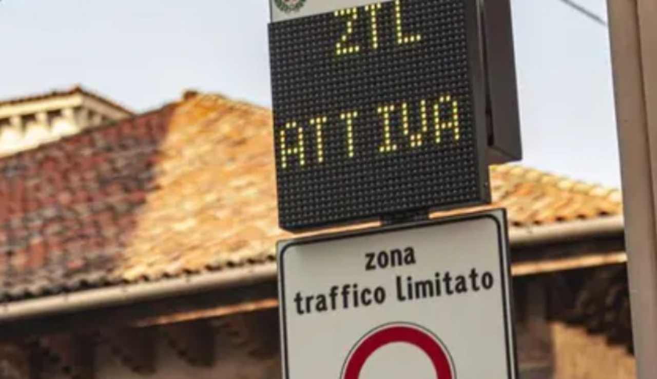 ZTL attiva (Depositphotos foto) - www.vehiclecue.it