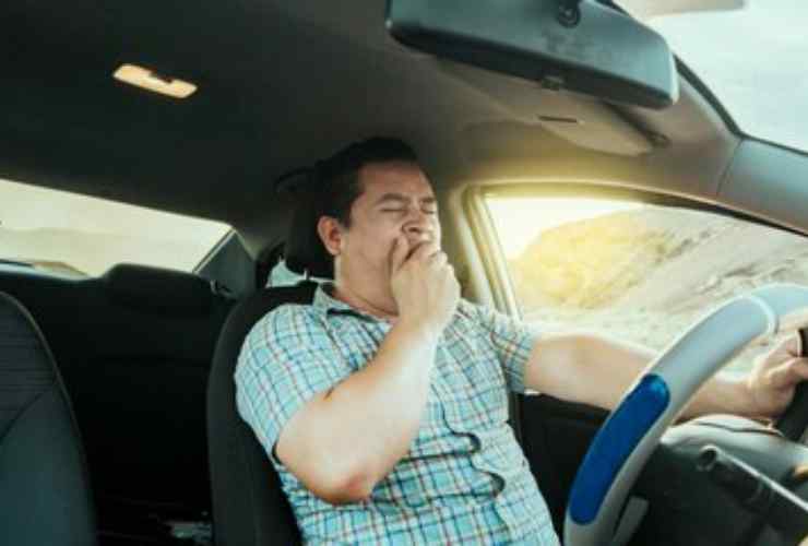 Uomo assonnato al volante