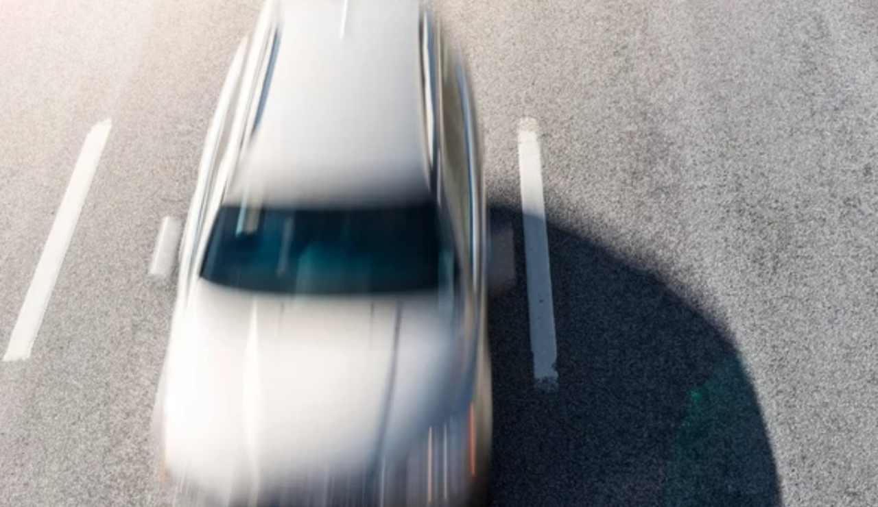 Auto corre veloce (Depositphotos foto) - www.vehiclecue.it