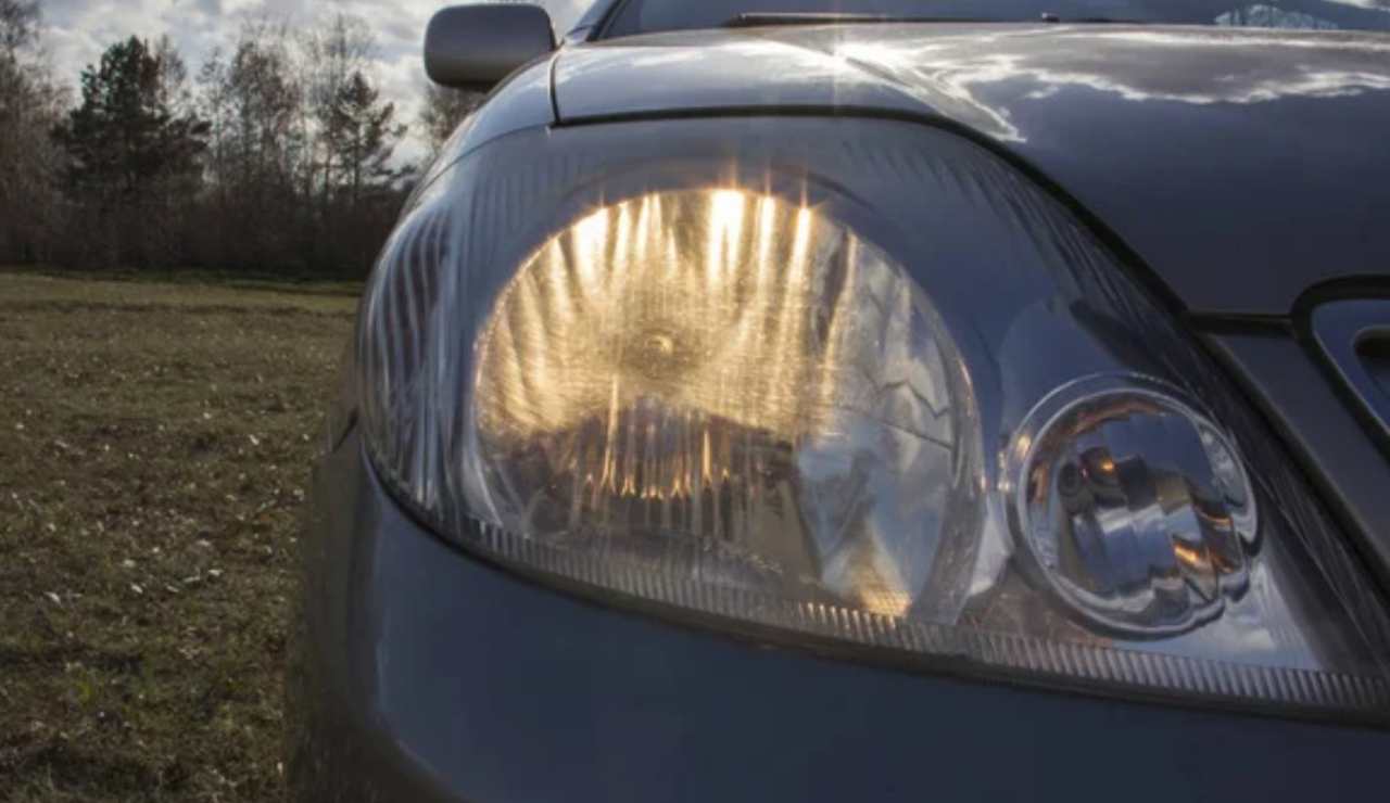 Fari auto accesi (Depositphotos foto) - www.vehiclecue.it