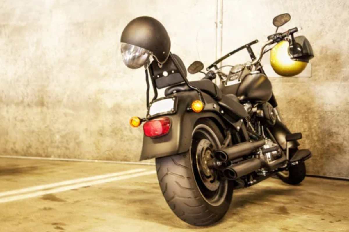 Moto parcheggiata (Depositphotos foto) - www.vehiclecue.it