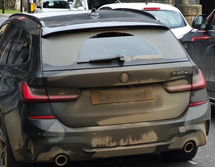 Auto con targa sporca