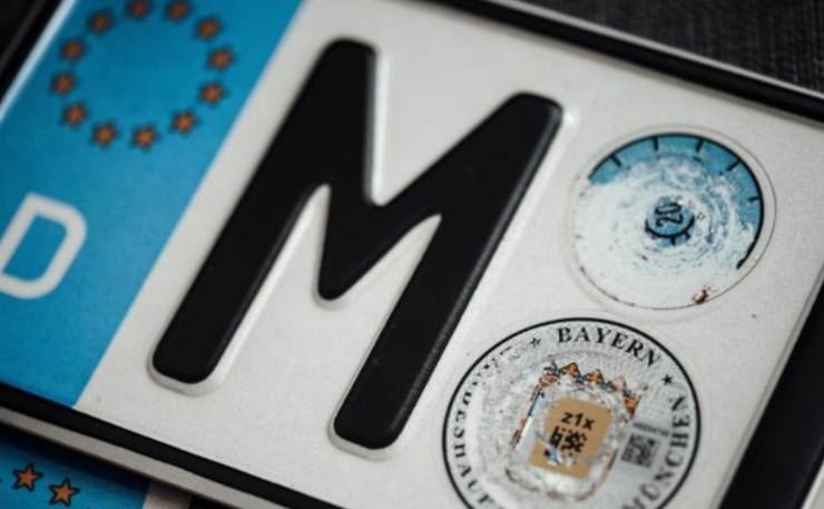 Targhe auto straniere (Canva foto) – www.vehiclecue.it