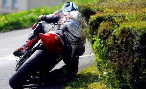 Pilota in curva al Tourist Trophy