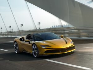 Ferrari SF90 Spider: la ibrida decappottabile da 1000 cv