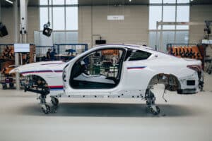BMW 3.0 CSL: il processo di produzione nel dettaglio e la verniciatura