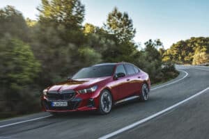 BMW Serie 5 si rinnova e arriva anche in versione elettrica: caratteristiche, allestimenti