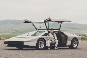 Aston Martin Bulldog dopo 44 anni supera i 320 km/h per la prima volta