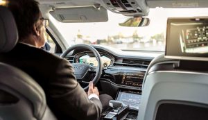 Uomo al volante di una macchina