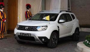 Papa Francesco auto collezione Garage Dacia