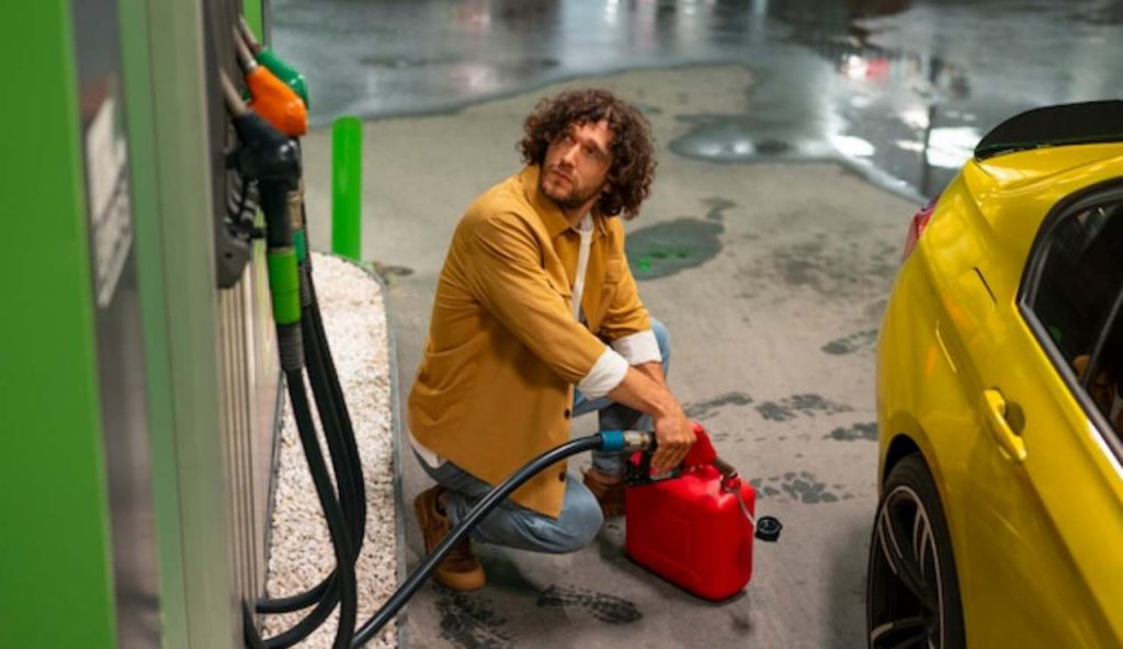 Uomo che fa benzina