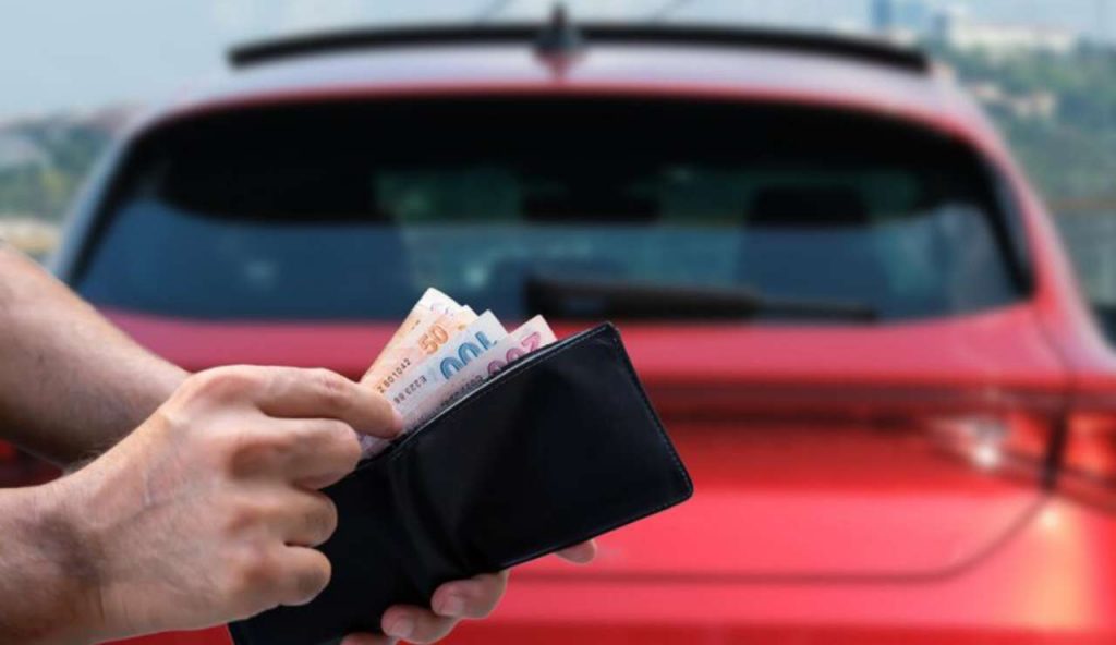 Persona con auto e soldi