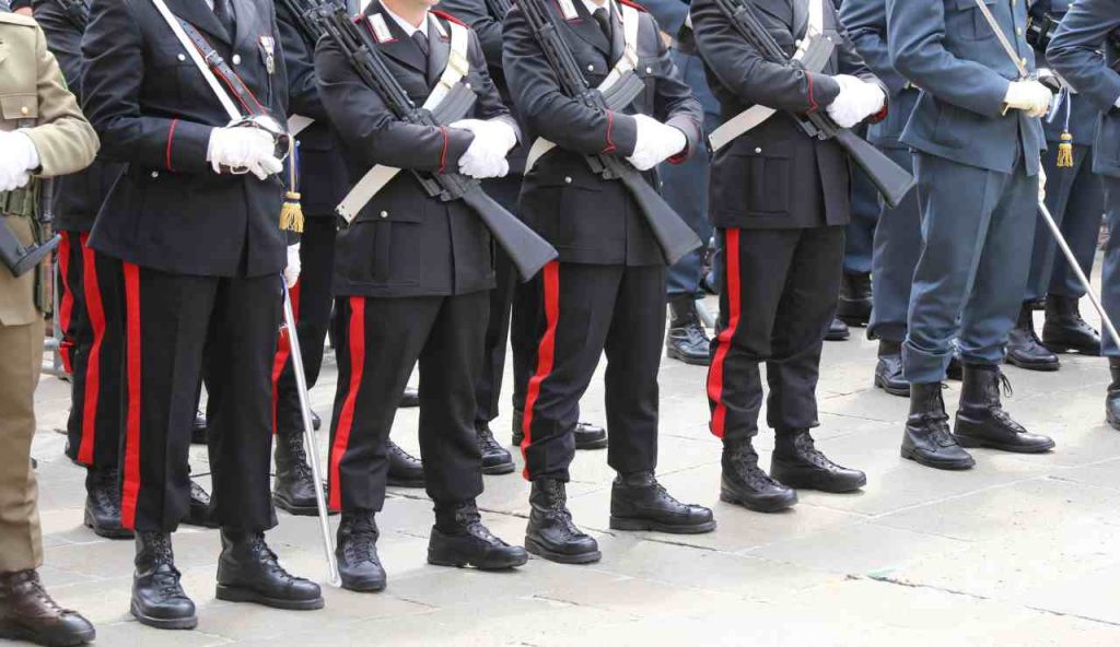 carabinieri in fila