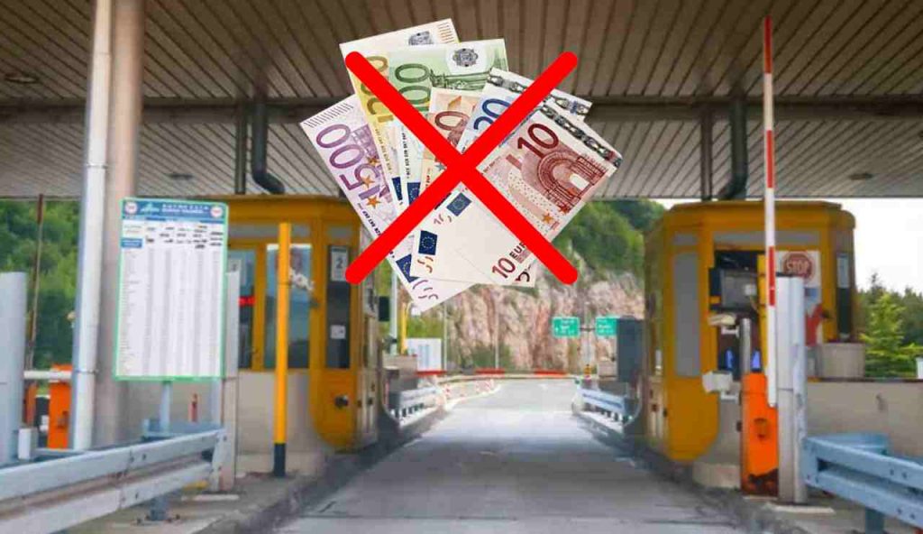 Casello autostradale e soldi (Depositphotos foto) - www.vehiclecue.it